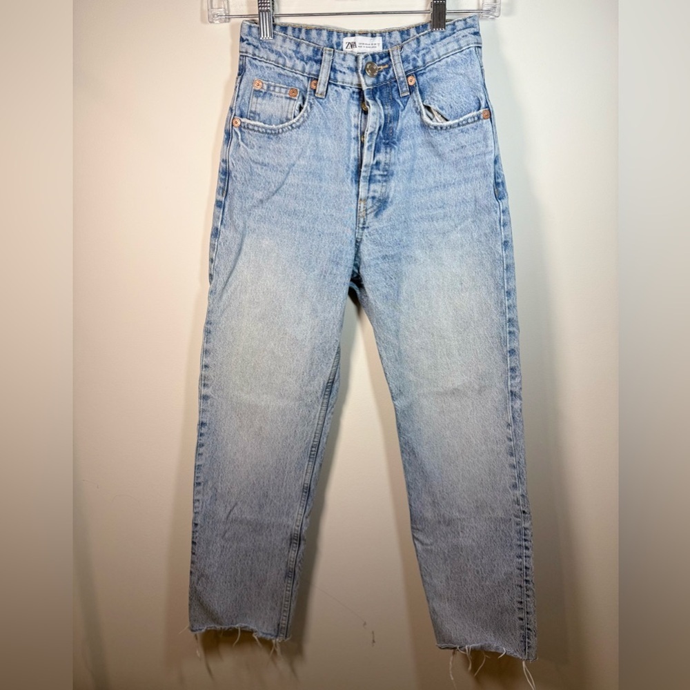 Zara Women Light Blue Denim Boyfriend Y2K Jeans with distressed hem Size 0